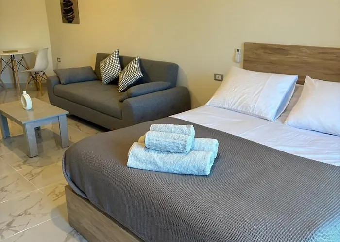 Large & Pool - Wifi Apartment