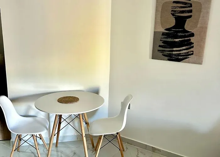 Large & Pool - Wifi Apartment